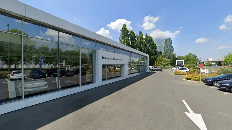 Vue de la rue devant GARAGE INTERSPORT SA - Skoda - Service, Saint-Avertin