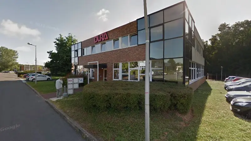 Vue de la rue devant Dura Automotive Systems, Bièvres