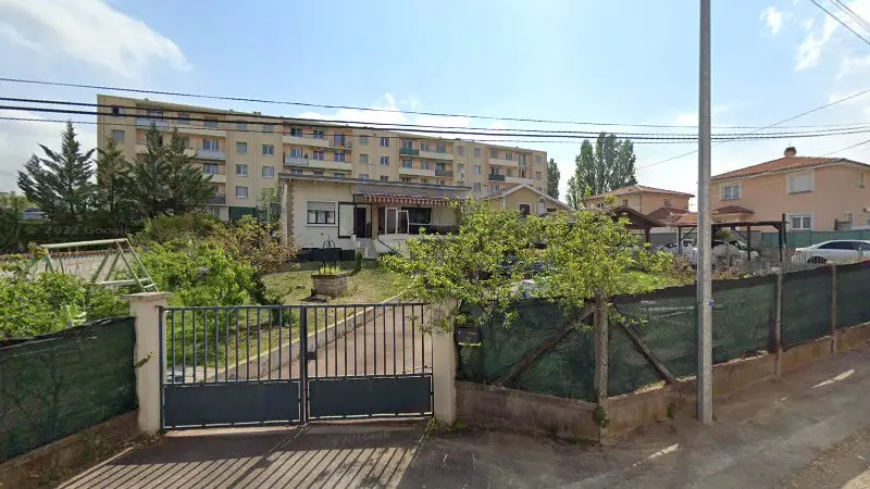 Vue de la rue devant Réparateur Carrosserie, Décines-Charpieu