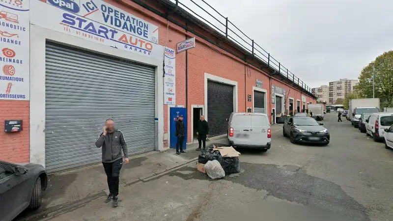 Vue de la rue devant pieces autos fournisseur, Noisy-le-Sec