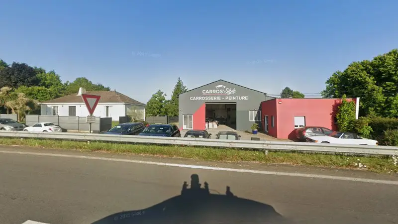 Vue de la rue devant Carros'Style...carrosserie ..peinture, Bellevigny
