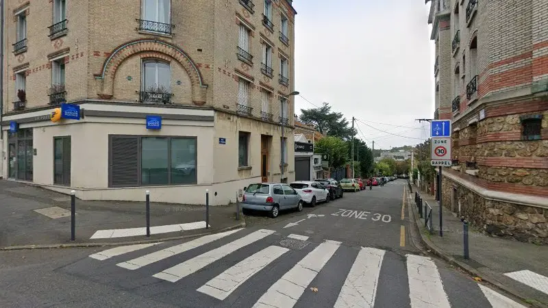 Vue de la rue devant Renault Garage de l'Orangerie, Meudon