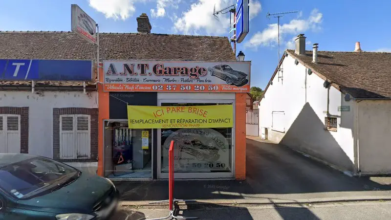 Vue de la rue devant A.N.T. Garage, Saint-Rémy-sur-Avre