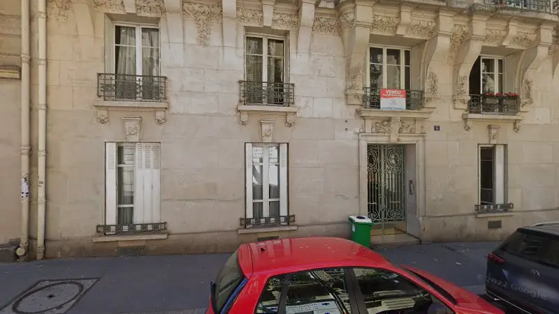 Vue de la rue devant Le garage parisien diagnostic auto, Paris