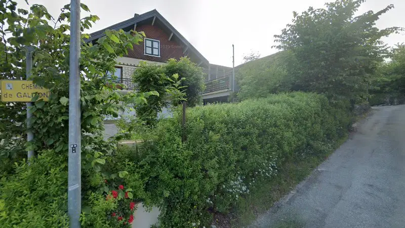 Vue de la rue devant AYMERIC CARROSSERIE PEINT, Villard-de-Lans
