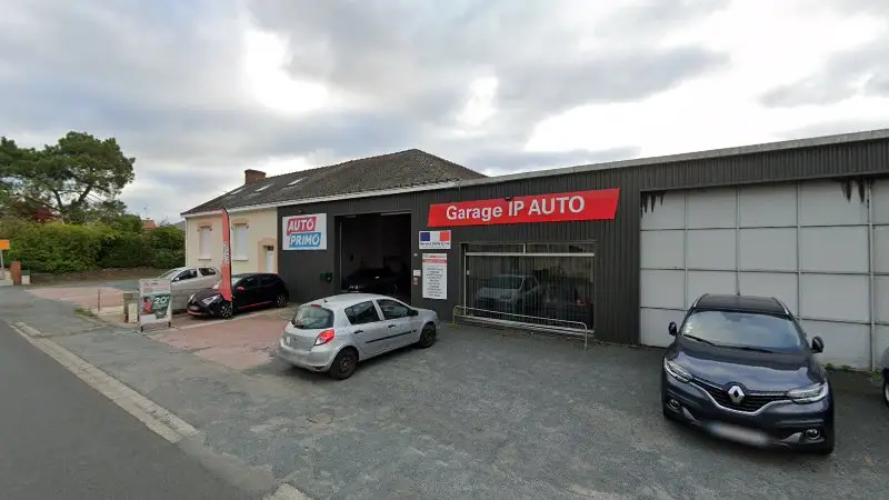 Vue de la rue devant Garage P Auto, Beaupréau-en-Mauges