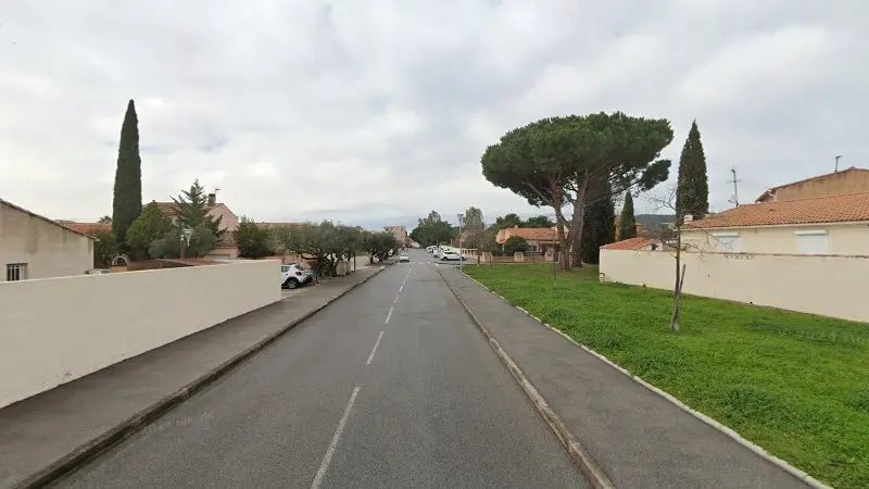 Vue de la rue devant Motors Lab - Service à domicile, La Londe-les-Maures