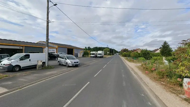Vue de la rue devant TOP GARAGE - GARAGE CHENNEVEAU, Le Controis-en-Sologne