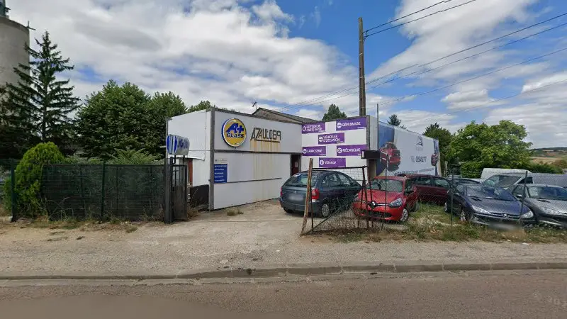 Vue de la rue devant A-Z AUTO 89, Villeneuve-sur-Yonne