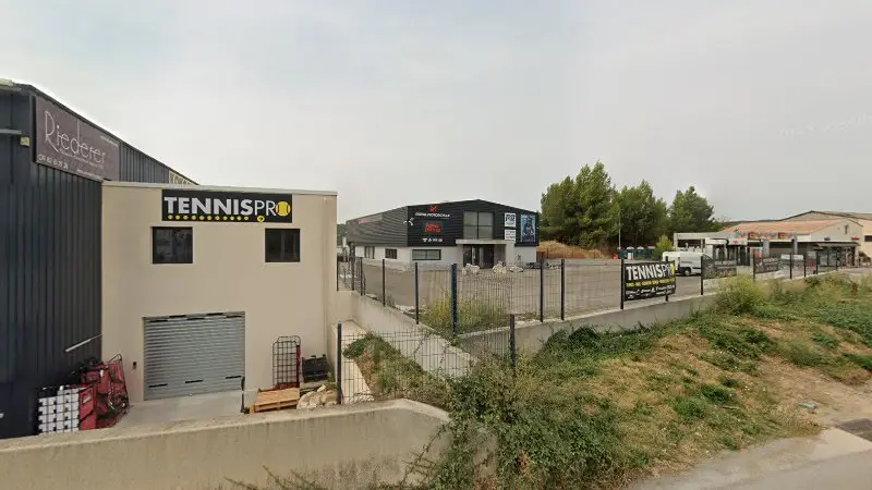Vue de la rue devant ART CARROSSERIE, Gardanne