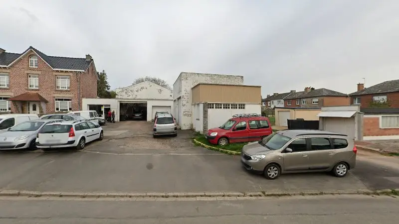 Vue de la rue devant Garage et carrosserie Helle, Houdain