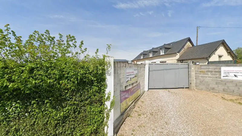 Vue de la rue devant GARAGE PREMIER - NORMANDIE AUTO, Fleury-la-Forêt