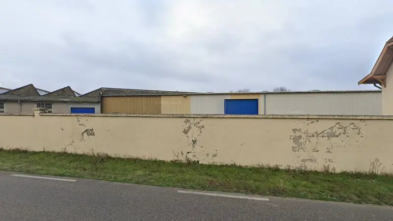 Vue de la rue devant L'occase du pneu, Hières-sur-Amby