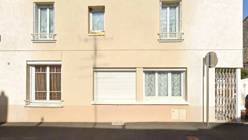 Vue de la rue devant Garage Isambert, Les Villages Vovéens