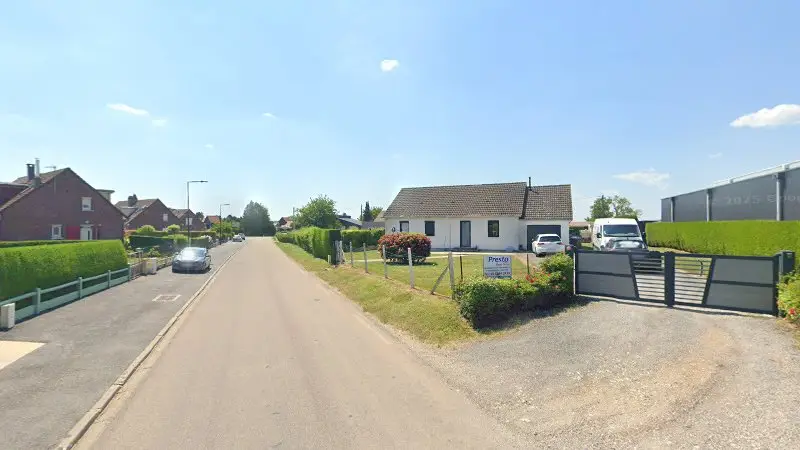 Vue de la rue devant Presto Pare Brise, Les Grandes-Ventes