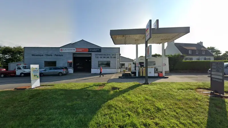 Vue de la rue devant Garage Nicolas Jaouen - Eurorepar, Saint-Sauveur