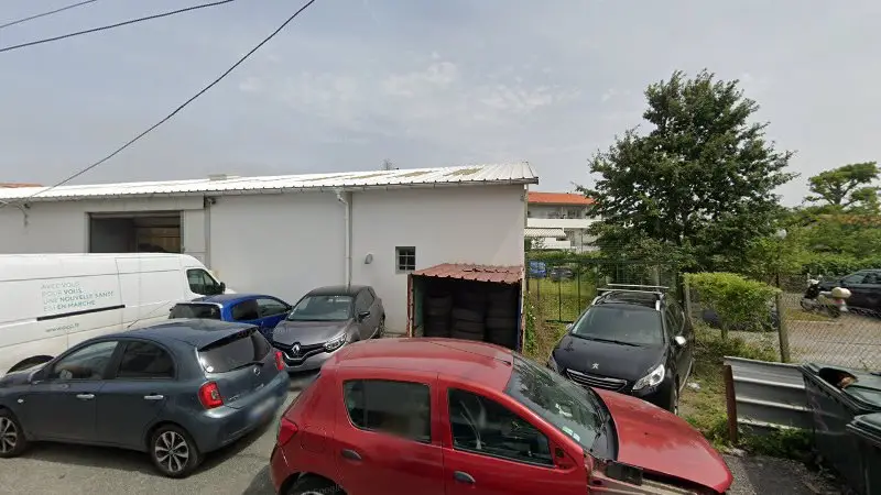 Vue de la rue devant Carrosserie Reparations Toutes Marques, Anglet
