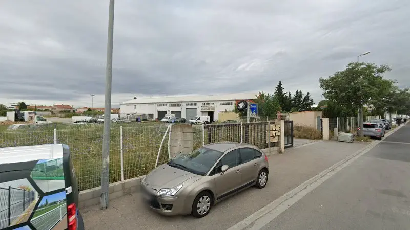 Vue de la rue devant Affaire De Pneus, Perpignan
