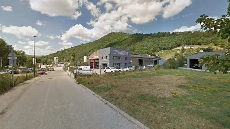Vue de la rue devant Garage Runel, Florac Trois Rivières