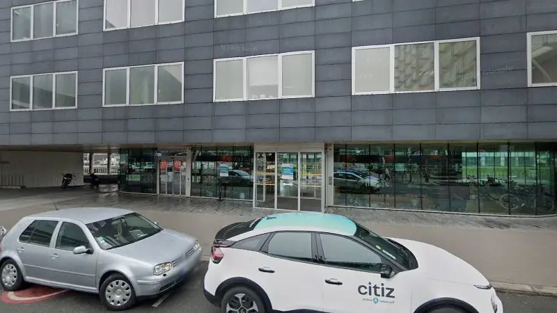 Vue de la rue devant Arrêt Navette Aéroport de Lille (Gares de Lille > Aéroport de Lille Lesquin), Lille