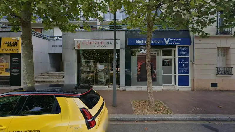 Vue de la rue devant Acced'Automobile, Le Perreux-sur-Marne