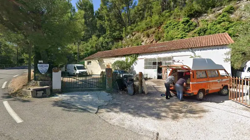 Vue de la rue devant GARAGE DU REVEST, Le Revest-les-Eaux