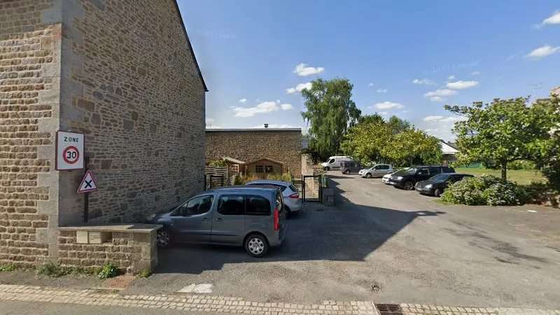 Vue de la rue devant GARAGE PREMIER - EURL HUMBERT, Les Portes du Coglais