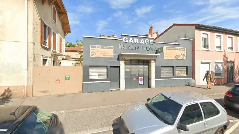 Vue de la rue devant Garage des Maisons Neuves - Carrosserie - Pare Brise - Entretien mécanique, Villeurbanne