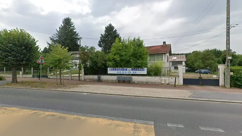 Vue de la rue devant Carrosserie de Noailles SARL, Noailles