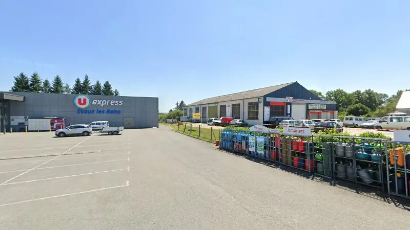 Vue de la rue devant AD Carrosserie et Garage Expert DUPRAT, Évaux-les-Bains