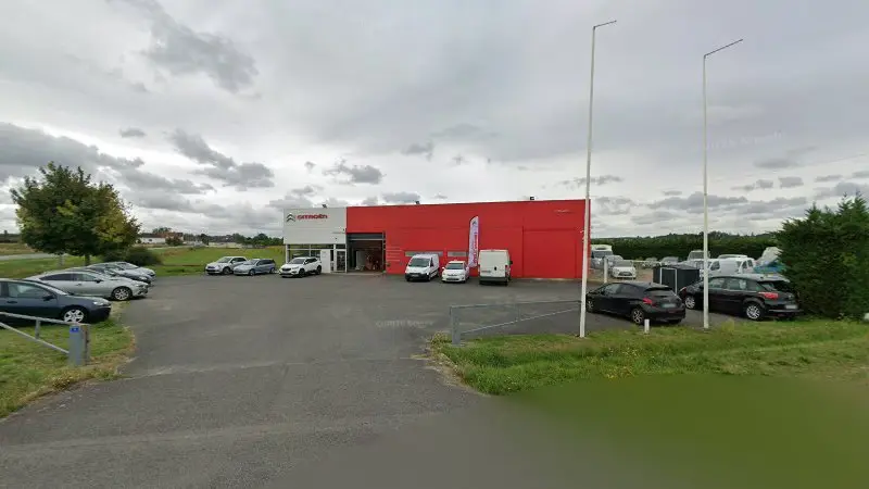 Vue de la rue devant HUYNH PHILIPPE AUTOMOBILE, Dangé-Saint-Romain