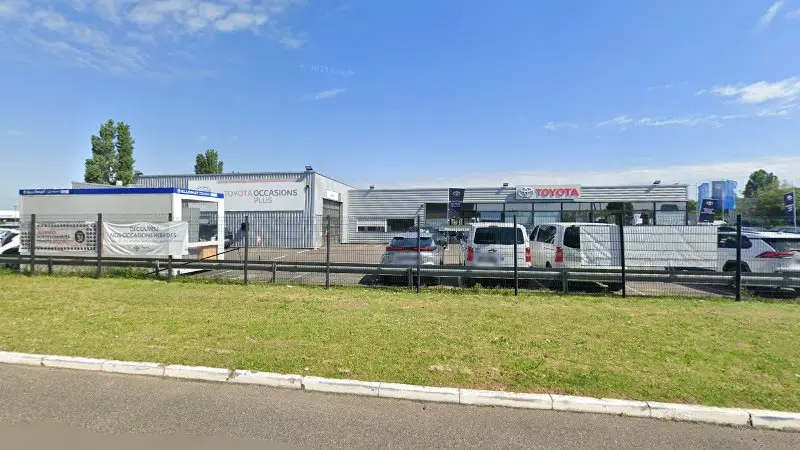 Vue de la rue devant Toyota Service, Montauban