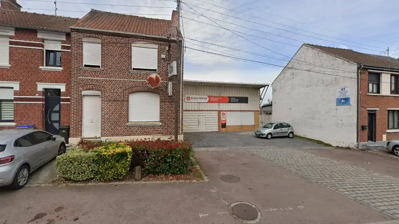 Vue de la rue devant Garage Douchynois, Douchy-les-Mines