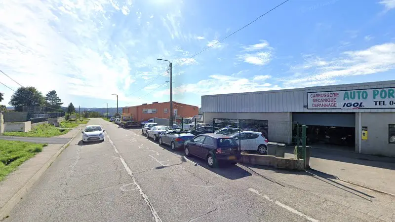Vue de la rue devant Auto Porte d'Auvergne, Saint-Ferréol-d'Auroure