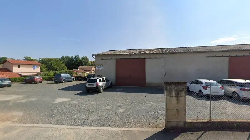 Vue de la rue devant Garage de Pouilly, Porte des Pierres Dorées
