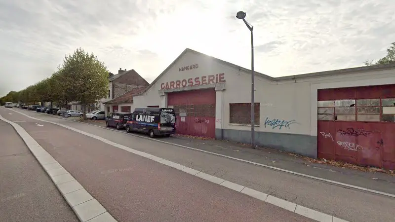 Vue de la rue devant Hangard Carrosserie, Déville-lès-Rouen