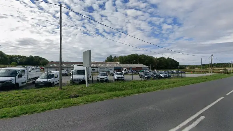 Vue de la rue devant Centre de contrôle technique DEKRA (AUTO - MOTO), Châteauponsac