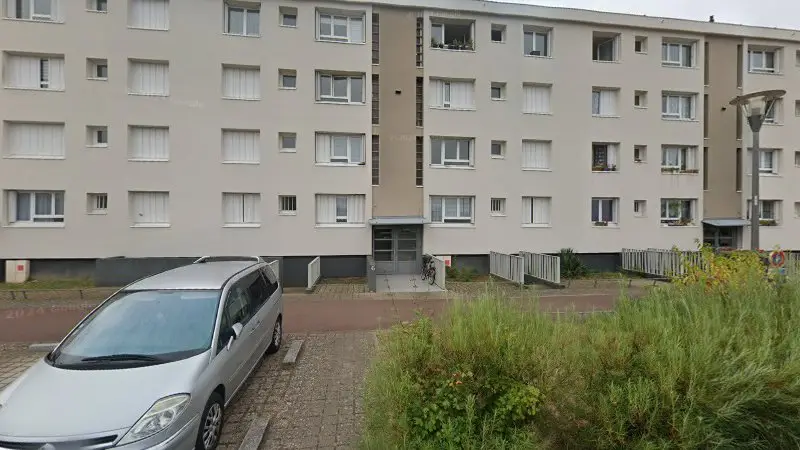 Vue de la rue devant Service France Automobile, Cholet