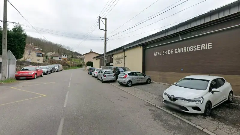 Vue de la rue devant Carrosserie Perez Eric, Saint-Étienne