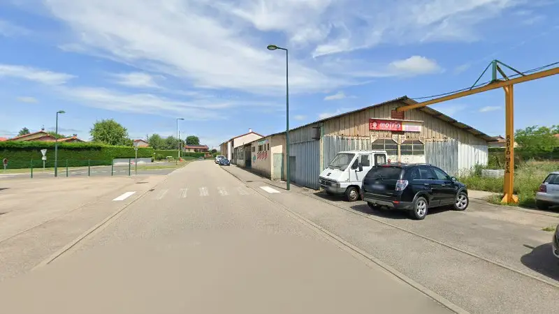 Vue de la rue devant Carrosserie Le Vert, Villars-les-Dombes