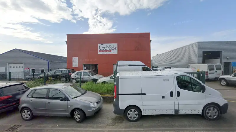 Vue de la rue devant LE PETIT GARAGE DE MANE LENN , JOEL JANNELLO, Crach