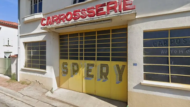 Vue de la rue devant Carrosserie Spery, Champdieu