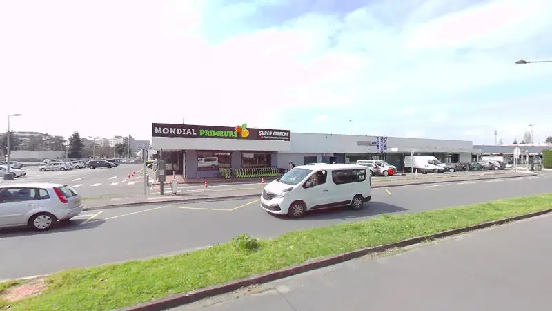 Vue de la rue devant Assistance Automobile Condorcet, Orléans