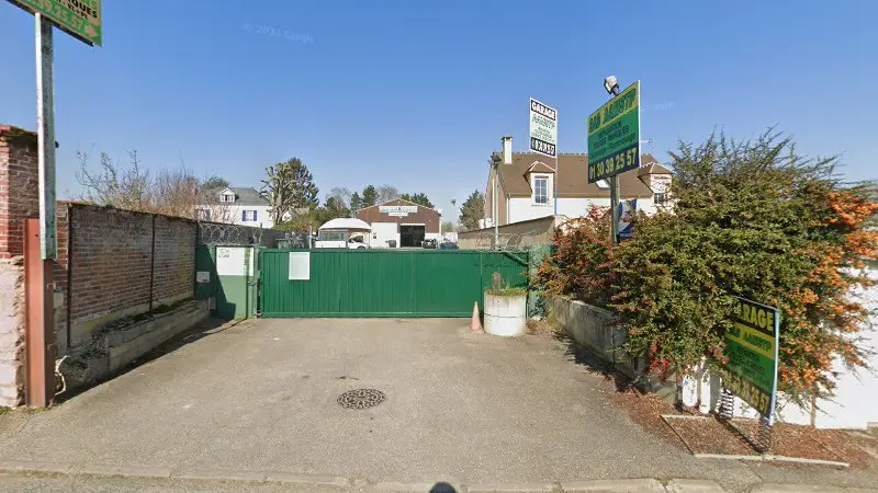 Vue de la rue devant Auxiliaire Avernoise de Mat Sce TP, Avernes