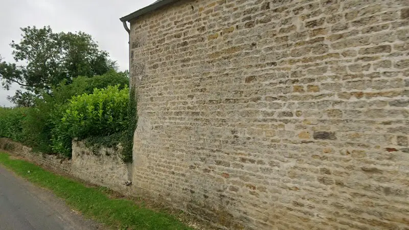 Vue de la rue devant ES motoculture, Fontenay-le-Pesnel