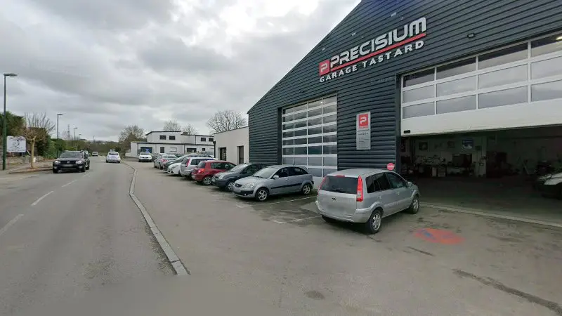 Vue de la rue devant PRECISIUM - GARAGE TASTARD SEBASTIEN, Elven