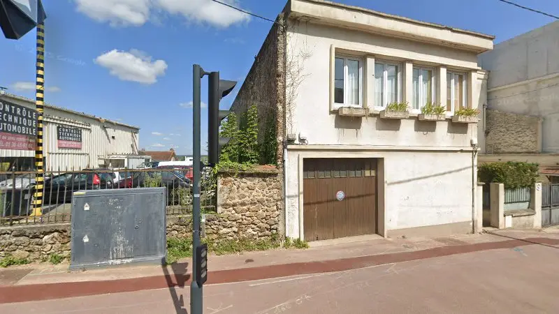 Vue de la rue devant A.B.S.C Ato Bilan Saint Cyr Véritas, Saint-Cyr-l'École