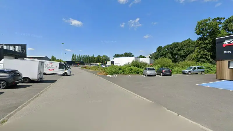 Vue de la rue devant Controle Technique Automobile du Leff - CCTA du Leff Lanvollon Pleguien, Pléguien