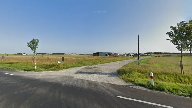 Vue de la rue devant Littoral cozes automobiles, Grézac