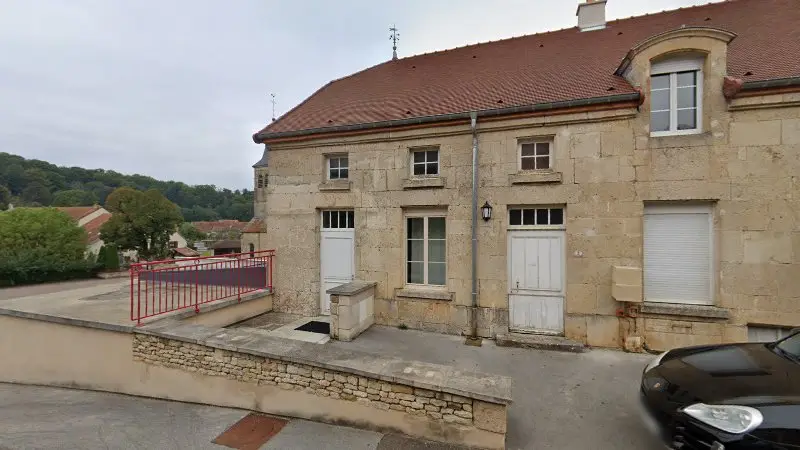Vue de la rue devant GARAGE PREMIER - NOIDANT AUTOS, Noidant-le-Rocheux